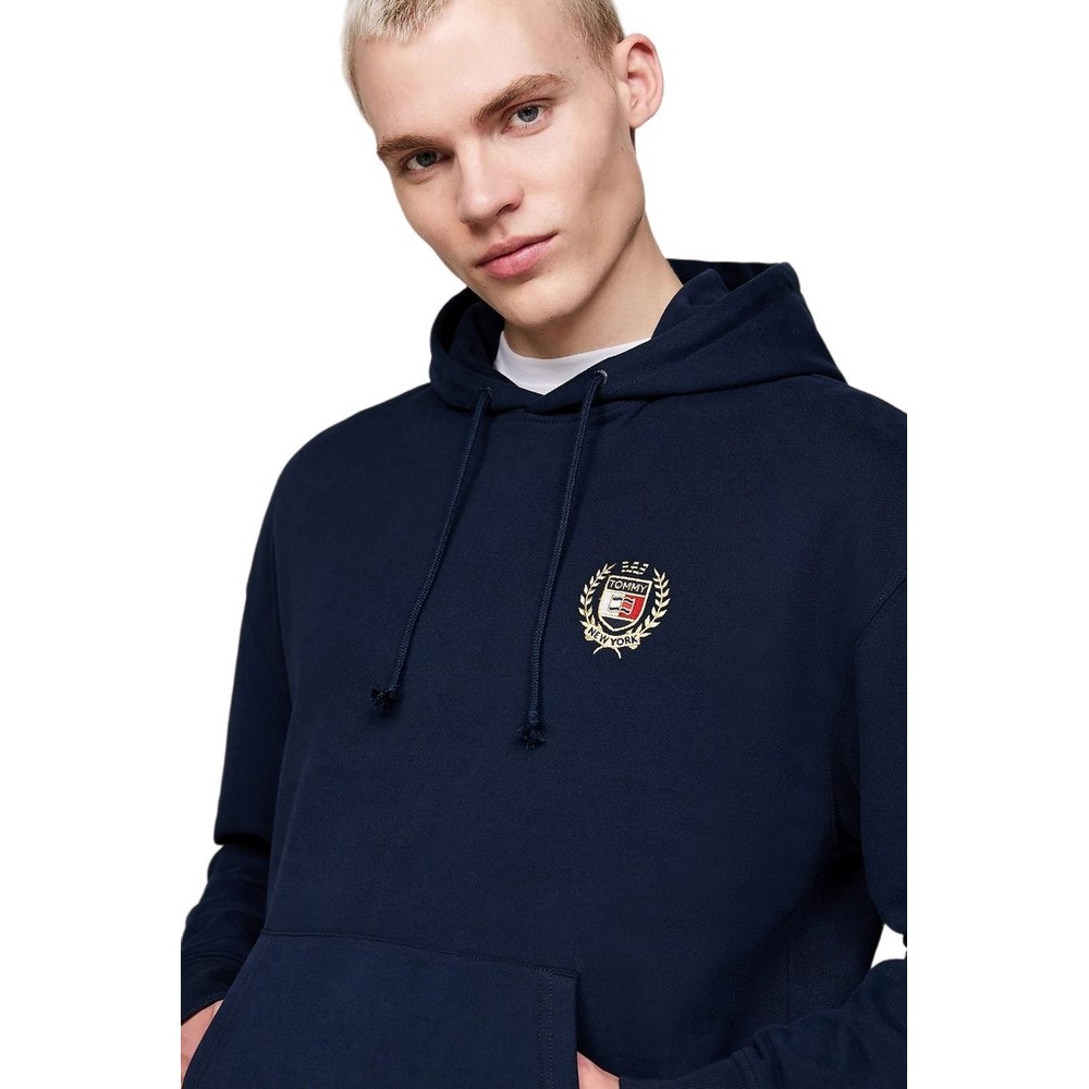 TOMMY JEANS REG FLAG CREST HOOD ΜΠΛΟΥΖΑ ΦΟΥΤΕΡ ΑΝΔΡΙΚΗ NAVY