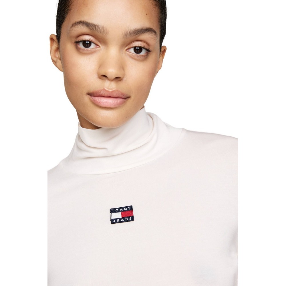 TOMMY JEANS SLIM BADGE MOCKNECK ΜΠΛΟΥΖΑ ΓΥΝΑΙΚΕΙΑ OFF WHITE