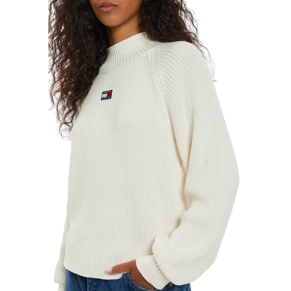 TOMMY JEANS BADGE MOCKNECK SWEATER ΜΠΛΟΥΖΑ ΠΛΕΚΤΗ ΓΥΝΑΙΚΕΙΑ OFF WHITE