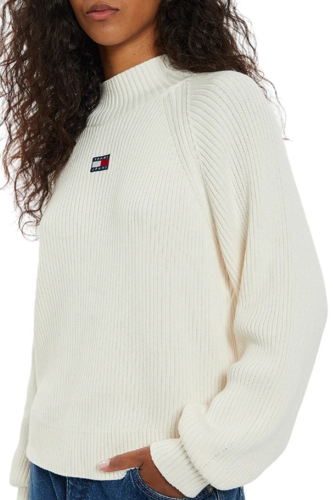 TOMMY JEANS BADGE MOCKNECK SWEATER ΜΠΛΟΥΖΑ ΠΛΕΚΤΗ ΓΥΝΑΙΚΕΙΑ OFF WHITE