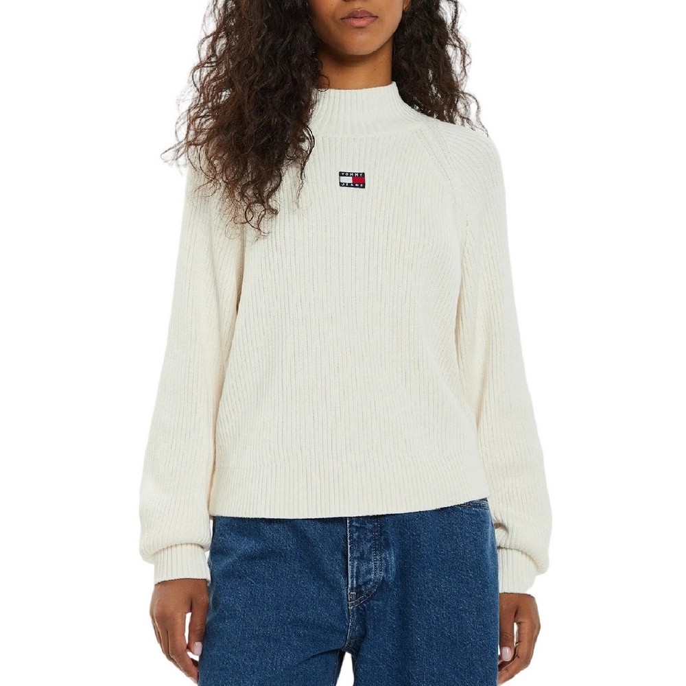 TOMMY JEANS BADGE MOCKNECK SWEATER ΜΠΛΟΥΖΑ ΠΛΕΚΤΗ ΓΥΝΑΙΚΕΙΑ OFF WHITE