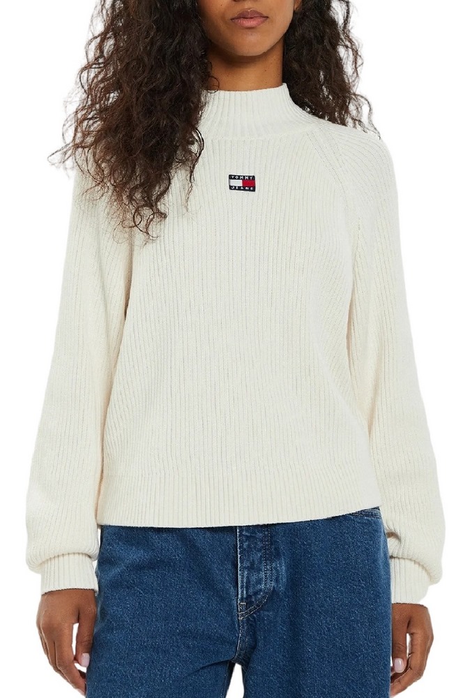 TOMMY JEANS BADGE MOCKNECK SWEATER ΜΠΛΟΥΖΑ ΠΛΕΚΤΗ ΓΥΝΑΙΚΕΙΑ OFF WHITE