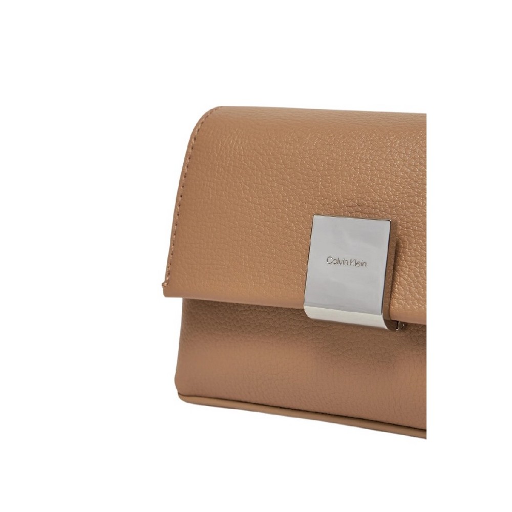 CALVIN KLEIN PLAQUE SM CROSSBODY ΤΣΑΝΤΑ ΓΥΝΑΙΚΕΙΑ BEIGE