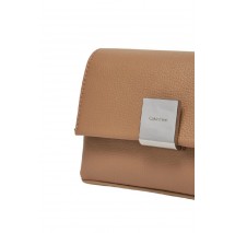 CALVIN KLEIN PLAQUE SM CROSSBODY ΤΣΑΝΤΑ ΓΥΝΑΙΚΕΙΑ BEIGE